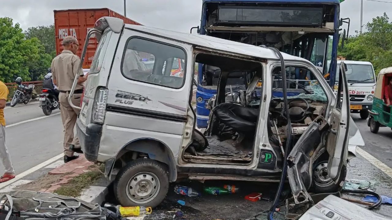 Accident: ಚಾಲಕನ ನಿಯಂತ್ರಣ ತಪ್ಪಿ ವ್ಯಾನ್ ಡಿವೈಡರ್ ಮೇಲೆ ಜಿಗಿದು ಎದುರಿನಿಂದ ಬರುತ್ತಿದ್ದ ಡಿಟಿಸಿ ಬಸ್ಗೆ ಡಿಕ್ಕಿ ಹೊಡೆದ ಪರಿಣಾಮ 3 ಜನ ಸಾವು Accident: ಚಾಲಕನ ನಿಯಂತ್ರಣ ತಪ್ಪಿ ವ್ಯಾನ್ ಡಿವೈಡರ್ ಮೇಲೆ ಜಿಗಿದು ಎದುರಿನಿಂದ ಬರುತ್ತಿದ್ದ ಡಿಟಿಸಿ ಬಸ್ಗೆ ಡಿಕ್ಕಿ ಹೊಡೆದ ಪರಿಣಾಮ 3 ಜನ ಸಾವು