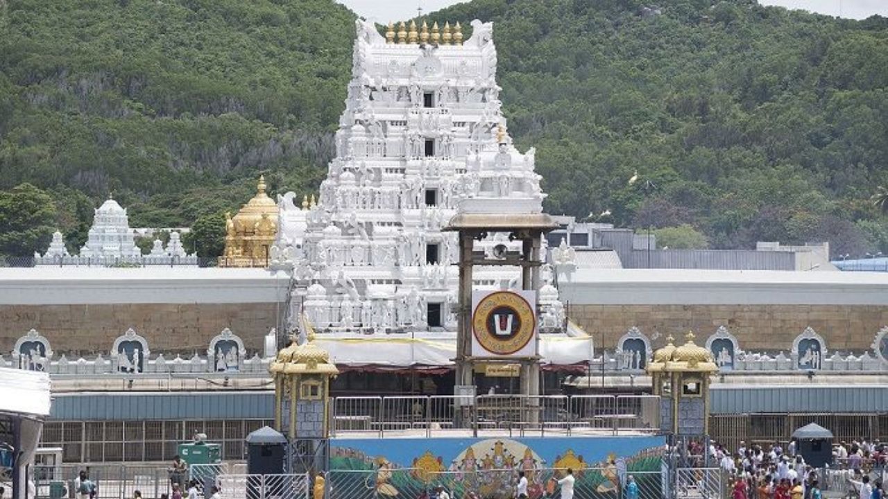 Tirupati Thimmappa Temple: 3 ಸಾವಿರ ರೂಪಾಯಿಯ ದರ್ಶನ ಟಿಕೆಟ್ನ್ನು 42 ಸಾವಿರಕ್ಕೆ ಮಾರಾಟ ಮಾಡಿದ ಟಿಟಿಡಿ ಸಿಬ್ಬಂದಿಯ ಬಂಧನ Tirupati Thimmappa Temple: 3 ಸಾವಿರ ರೂಪಾಯಿಯ ದರ್ಶನ ಟಿಕೆಟ್ನ್ನು 42 ಸಾವಿರಕ್ಕೆ ಮಾರಾಟ ಮಾಡಿದ ಟಿಟಿಡಿ ಸಿಬ್ಬಂದಿಯ ಬಂಧನ