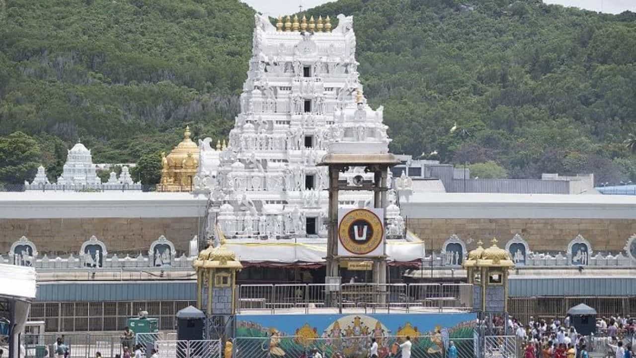 Tirupati Thimmappa Temple: 3 ಸಾವಿರ ರೂಪಾಯಿಯ ದರ್ಶನ ಟಿಕೆಟ್ನ್ನು 42 ಸಾವಿರಕ್ಕೆ ಮಾರಾಟ ಮಾಡಿದ ಟಿಟಿಡಿ ಸಿಬ್ಬಂದಿಯ ಬಂಧನ Tirupati Thimmappa Temple: 3 ಸಾವಿರ ರೂಪಾಯಿಯ ದರ್ಶನ ಟಿಕೆಟ್ನ್ನು 42 ಸಾವಿರಕ್ಕೆ ಮಾರಾಟ ಮಾಡಿದ ಟಿಟಿಡಿ ಸಿಬ್ಬಂದಿಯ ಬಂಧನ