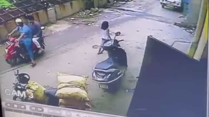 Delhi: ದೆಹಲಿ ದೇವಸ್ಥಾನದ ಹೊರಗೆ ಎಮ್ಮೆಯ ತಲೆ ಪತ್ತೆ, ಇಬ್ಬರು ಆರೋಪಿಗಳ ಬಂಧನ