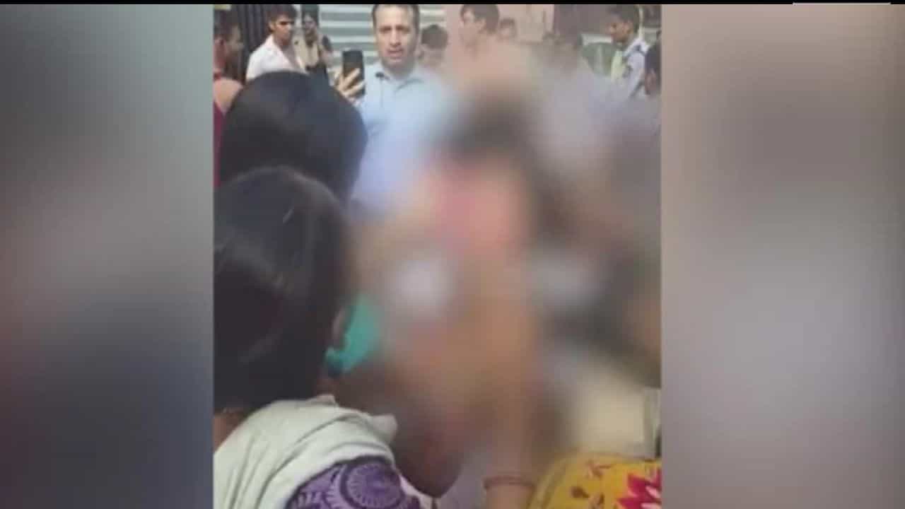 Viral News: ಮನೆಕೆಲಸಕ್ಕೆ ನೇಮಿಸಿಕೊಂಡ ಬಾಲಕಿಗೆ ಚಿತ್ರಹಿಂಸೆ, ಪೈಲಟ್ ದಂಪತಿಗೆ ಥಳಿತ Viral News: ಮನೆಕೆಲಸಕ್ಕೆ ನೇಮಿಸಿಕೊಂಡ ಬಾಲಕಿಗೆ ಚಿತ್ರಹಿಂಸೆ, ಪೈಲಟ್ ದಂಪತಿಗೆ ಥಳಿತ