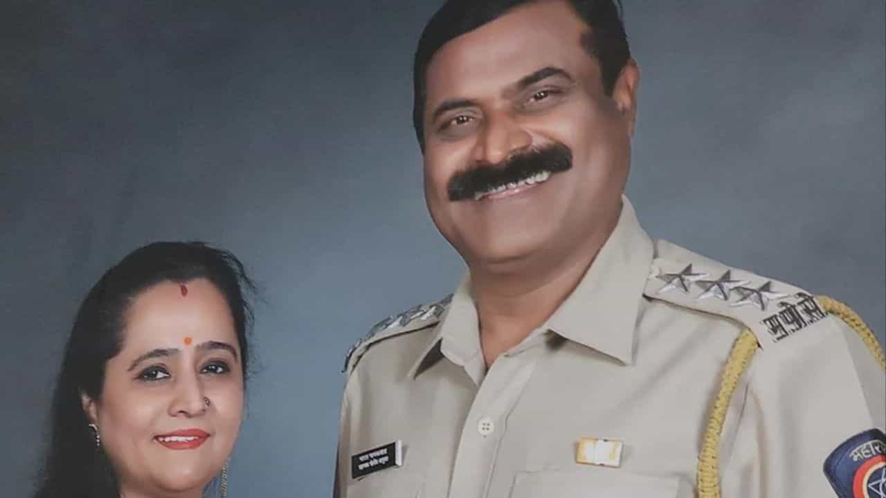 Maharashtra: ಹೆಂಡತಿ, ಸೋದರಳಿಯನಿಗೆ ಗುಂಡು ಹಾರಿಸಿ, ತಾನು ಆತ್ಮಹತ್ಯೆ ಮಾಡಿಕೊಂಡ ಪುಣೆಯ ಹಿರಿಯ ಪೋಲೀಸ್ ಅಧಿಕಾರಿ Maharashtra: ಹೆಂಡತಿ, ಸೋದರಳಿಯನಿಗೆ ಗುಂಡು ಹಾರಿಸಿ, ತಾನು ಆತ್ಮಹತ್ಯೆ ಮಾಡಿಕೊಂಡ ಪುಣೆಯ ಹಿರಿಯ ಪೋಲೀಸ್ ಅಧಿಕಾರಿ