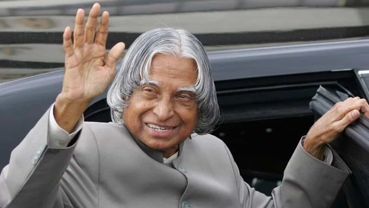 ಭಾರತ ಕಂಡ ಅತ್ಯಂತ ಶ್ರೇಷ್ಠವ್ಯಕ್ತಿತ್ವಯುಳ್ಳ ರಾಷ್ಟ್ರಪತಿ, ವಿಜ್ಞಾನಿ ಡಾ ಎಪಿಜೆ ಅಬ್ದುಲ್ ಕಲಾಂ ಅವರನ್ನು ಮತ್ತೊಮ್ಮೆ ನೆನಪಿಸಿಕೊಳ್ಳುವ ದಿನ. ಇಂದು ಭಾರತರತ್ನ ಡಾ ಎಪಿಜೆ ಅಬ್ದುಲ್ ಕಲಾಂ ಅವರ ಪುಣ್ಯಸ್ಮರಣೆ ದಿನ. ಡಾ ಎಪಿಜೆ ಅಬ್ದುಲ್ ಕಲಾಂ ಅವರು ಅಕ್ಟೋಬರ್ 15, 1931 ರಂದು ಭಾರತದ ತಮಿಳುನಾಡಿನ ರಾಮೇಶ್ವರಂನಲ್ಲಿ ಜನಿಸಿದರು. ಜುಲೈ 27, 2015 ರಂದು ಶಿಲ್ಲಾಂಗ್ನಲ್ಲಿ ನಿಧನರಾದರು.