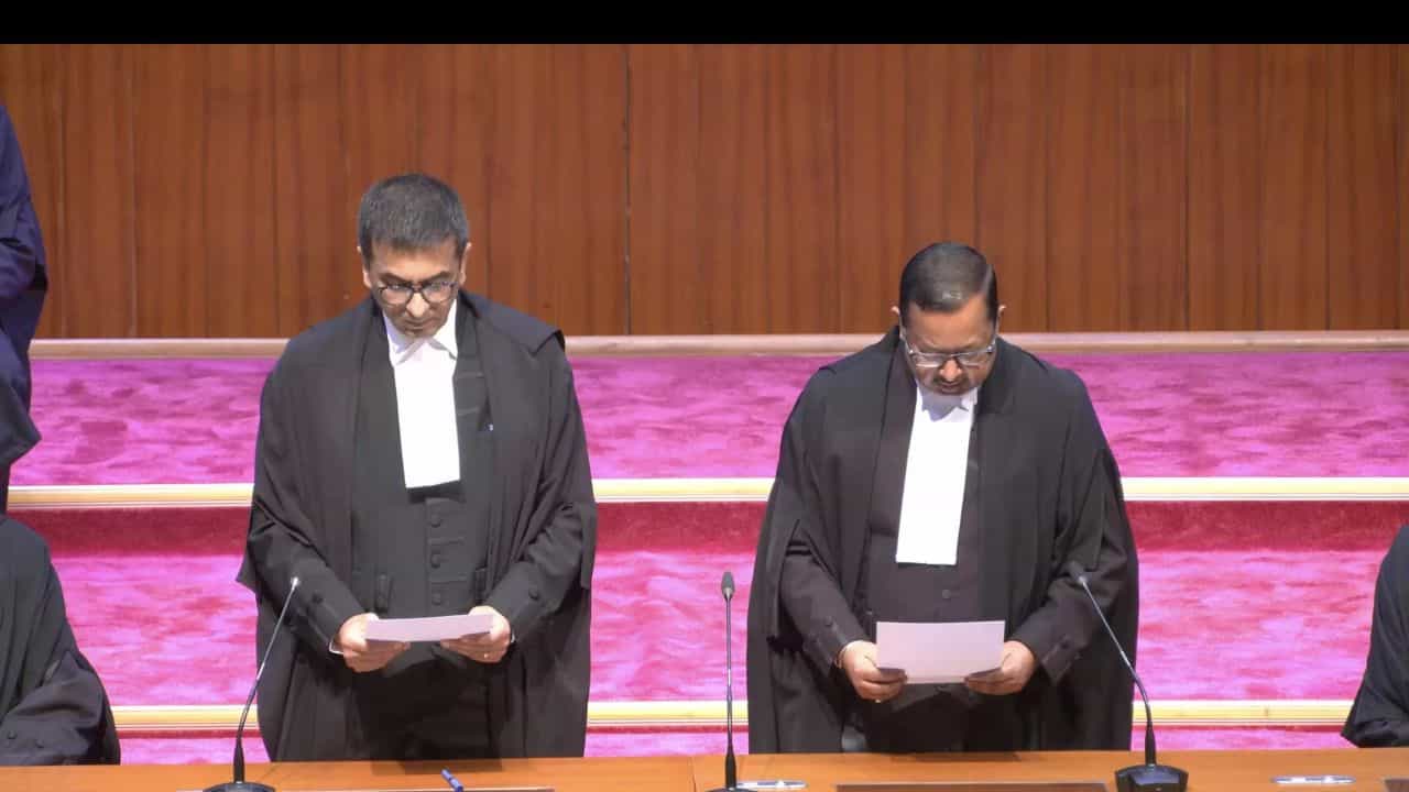 Supreme Court: ಸುಪ್ರೀಂ ನ್ಯಾಯಮೂರ್ತಿಗಳಾಗಿ ಪ್ರಮಾಣ ವಚನ ಸ್ವೀಕರಿಸಿದ ಇಬ್ಬರು ಹೈಕೋರ್ಟ್ ನ್ಯಾಯಮೂರ್ತಿಗಳು Supreme Court: ಸುಪ್ರೀಂ ನ್ಯಾಯಮೂರ್ತಿಗಳಾಗಿ ಪ್ರಮಾಣ ವಚನ ಸ್ವೀಕರಿಸಿದ ಇಬ್ಬರು ಹೈಕೋರ್ಟ್ ನ್ಯಾಯಮೂರ್ತಿಗಳು