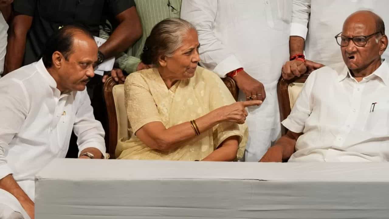 Maharashtra Politics: ಚಿಕ್ಕಮ್ಮನ್ನು ನೋಡಲು ಶರದ್ ಪವಾರ್ ಮನೆಗೆ ಬಂದ ಬಂಡಾಯ ನಾಯಕ ಅಜಿತ್ ಪವಾರ್ Maharashtra Politics: ಚಿಕ್ಕಮ್ಮನ್ನು ನೋಡಲು ಶರದ್ ಪವಾರ್ ಮನೆಗೆ ಬಂದ ಬಂಡಾಯ ನಾಯಕ ಅಜಿತ್ ಪವಾರ್