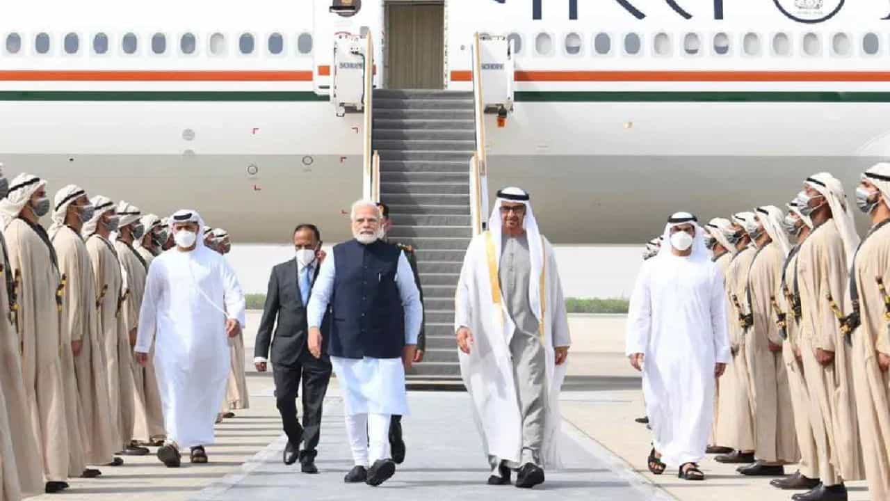 PM Modi UAE Visit: ಅರಬ್ ರಾಷ್ಟ್ರಕ್ಕೆ ಮೋದಿ ಆಗಮನ, ಆತ್ಮೀಯವಾಗಿ ಬರಮಾಡಿಕೊಂಡ ಯುಎಇ ಕ್ರೌನ್ ಪ್ರಿನ್ಸ್ PM Modi UAE Visit: ಅರಬ್ ರಾಷ್ಟ್ರಕ್ಕೆ ಮೋದಿ ಆಗಮನ, ಆತ್ಮೀಯವಾಗಿ ಬರಮಾಡಿಕೊಂಡ ಯುಎಇ ಕ್ರೌನ್ ಪ್ರಿನ್ಸ್