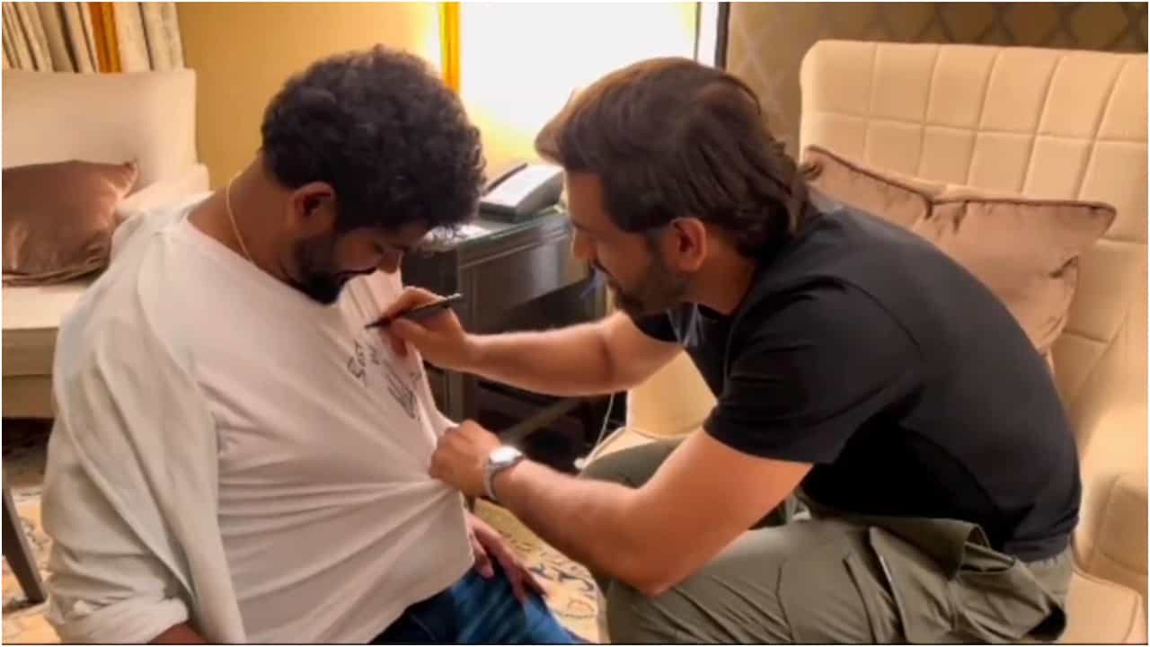 Vignesh Shivan: ನಯನತಾರಾ ಪತಿ ವಿಘ್ನೇಶ್ ಶಿವನ್ ಟಿ-ಶರ್ಟ್ ಮೇಲೆ ಧೋನಿ ಆಟೋಗ್ರಾಫ್; ವಿಡಿಯೋ ವೈರಲ್ Vignesh Shivan: ನಯನತಾರಾ ಪತಿ ವಿಘ್ನೇಶ್ ಶಿವನ್ ಟಿ-ಶರ್ಟ್ ಮೇಲೆ ಧೋನಿ ಆಟೋಗ್ರಾಫ್; ವಿಡಿಯೋ ವೈರಲ್