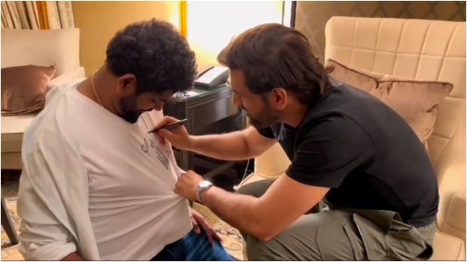 Vignesh Shivan: ನಯನತಾರಾ ಪತಿ ವಿಘ್ನೇಶ್ ಶಿವನ್ ಟಿ-ಶರ್ಟ್ ಮೇಲೆ ಧೋನಿ ಆಟೋಗ್ರಾಫ್; ವಿಡಿಯೋ ವೈರಲ್ Vignesh Shivan: ನಯನತಾರಾ ಪತಿ ವಿಘ್ನೇಶ್ ಶಿವನ್ ಟಿ-ಶರ್ಟ್ ಮೇಲೆ ಧೋನಿ ಆಟೋಗ್ರಾಫ್; ವಿಡಿಯೋ ವೈರಲ್