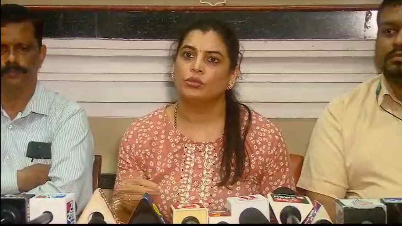 ಉಡುಪಿ: ತಮಾಷೆಗಾಗಿ ಮಾಡಿದ ವಿಡಿಯೋವೆಂದು ಹೇಳಿದ ವಿದ್ಯಾರ್ಥಿನಿಯರು; ನೇತ್ರ ಕಾಲೇಜು ಆಡಳಿತ ಮಂಡಳಿ ಸ್ಪಷ್ಟನೆ ಉಡುಪಿ: ತಮಾಷೆಗಾಗಿ ಮಾಡಿದ ವಿಡಿಯೋವೆಂದು ಹೇಳಿದ ವಿದ್ಯಾರ್ಥಿನಿಯರು; ನೇತ್ರ ಕಾಲೇಜು ಆಡಳಿತ ಮಂಡಳಿ ಸ್ಪಷ್ಟನೆ