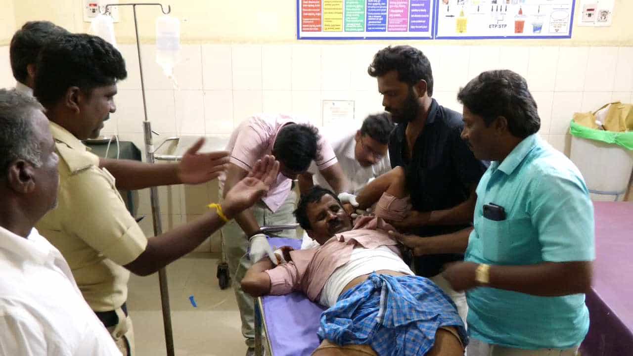 10 ವರ್ಷದ ಪ್ರೇಮದ ಫಲ! ಪೊಲೀಸರೂ ಇದ್ದರಪ್ಪಾ, ಗ್ರಾಮಸ್ಥರೂ ಸೇರಿದ್ದರು, ಆದ್ರೆ ಎರಡು ಕುಟುಂಬಗಳು ಬಡಿದಾಡಿಕೊಂಡವು, ಸಮಸ್ಯೆ ಏನು? 10 ವರ್ಷದ ಪ್ರೇಮದ ಫಲ! ಪೊಲೀಸರೂ ಇದ್ದರಪ್ಪಾ, ಗ್ರಾಮಸ್ಥರೂ ಸೇರಿದ್ದರು, ಆದ್ರೆ ಎರಡು ಕುಟುಂಬಗಳು ಬಡಿದಾಡಿಕೊಂಡವು, ಸಮಸ್ಯೆ ಏನು?