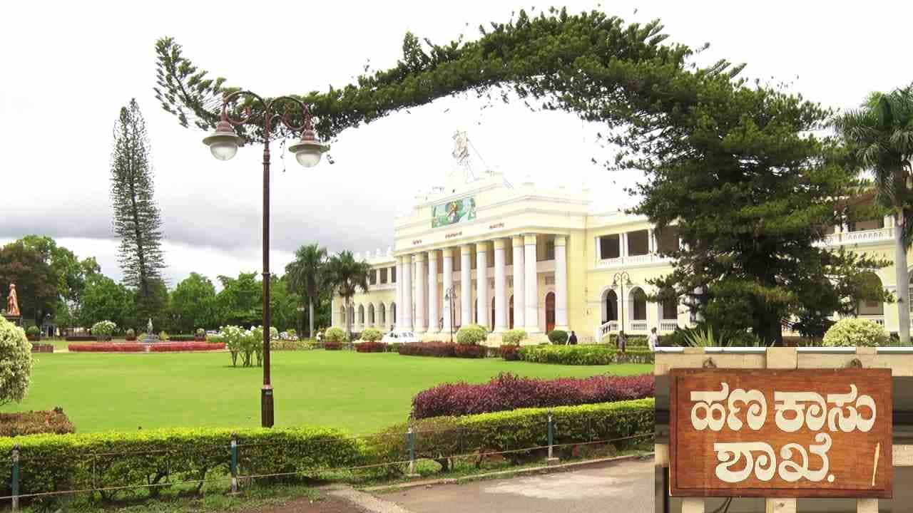 ಸಿದ್ದರಾಮಯ್ಯ ತವರು ಜಿಲ್ಲೆಯಲ್ಲಿರುವ ಪುರಾತನ ಮೈಸೂರು ವಿ.ವಿ. ಗೆ ಕುಲಪತಿಯೆ ಇಲ್ಲ; ಸಂಬಳವಿಲ್ಲದೆ ಪರದಾಡುತ್ತಿರುವ ಸಾವಿರಾರು ಸಿಬ್ಬಂದಿ ಸಿದ್ದರಾಮಯ್ಯ ತವರು ಜಿಲ್ಲೆಯಲ್ಲಿರುವ ಪುರಾತನ ಮೈಸೂರು ವಿ.ವಿ. ಗೆ ಕುಲಪತಿಯೆ ಇಲ್ಲ; ಸಂಬಳವಿಲ್ಲದೆ ಪರದಾಡುತ್ತಿರುವ ಸಾವಿರಾರು ಸಿಬ್ಬಂದಿ