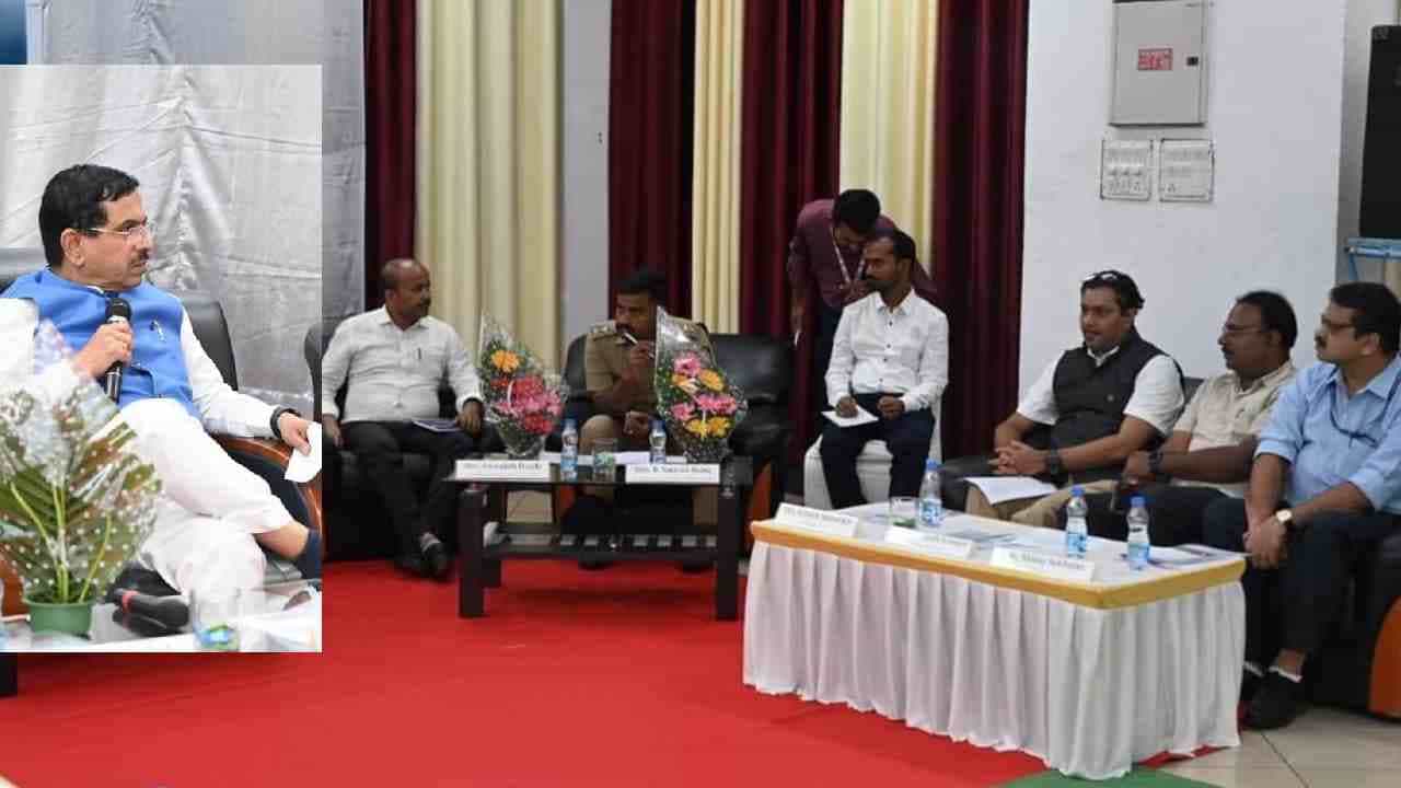 Pralhad Joshi: ಹುಬ್ಬಳ್ಳಿ ವಿಮಾನ ನಿಲ್ದಾಣ ಉನ್ನತೀಕರಣ ವಿಷಯವಾಗಿ ಕೇಂದ್ರ ಸಚಿವ ಪ್ರಲ್ಹಾದ ಜೋಶಿ ನೇತೃತ್ವದಲ್ಲಿ ಮಹತ್ವದ ಸಭೆ Pralhad Joshi: ಹುಬ್ಬಳ್ಳಿ ವಿಮಾನ ನಿಲ್ದಾಣ ಉನ್ನತೀಕರಣ ವಿಷಯವಾಗಿ ಕೇಂದ್ರ ಸಚಿವ ಪ್ರಲ್ಹಾದ ಜೋಶಿ ನೇತೃತ್ವದಲ್ಲಿ ಮಹತ್ವದ ಸಭೆ