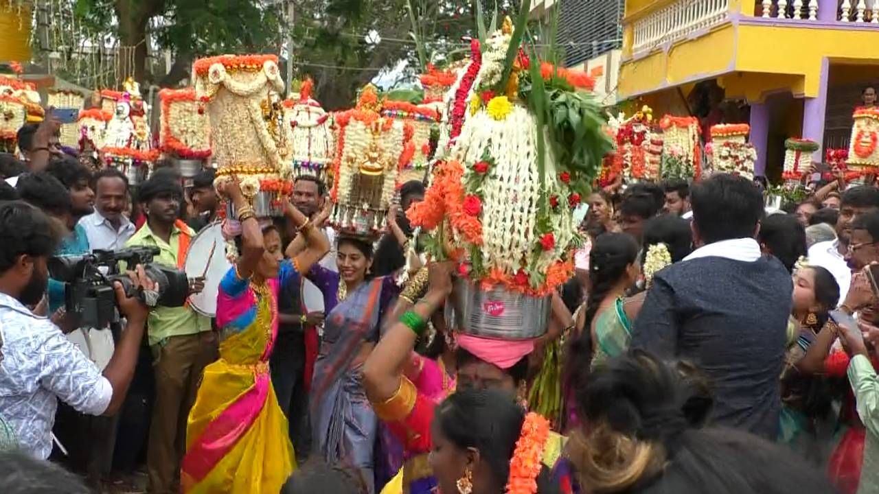  ಹೀಗೆ ಡೊಳ್ಳು, ತಮಟೆಗಳ ವಾದ್ಯಕ್ಕೆ ತಕ್ಕಂತೆ ಮೈಮೇಲೆ ಸಾಕ್ಷತ್ ಸರ್ಕಲ್ ಮಾರಮ್ಮನೆ ಬಂದಿರುವಂತೆ ಮಹಿಳಾಮಣಿಗಳು ಕುಣಿದು, ತಮ್ಮ ಭಕ್ತಿ ಭಾವ ತೊರ್ಪಡಿಸುತ್ತಿರುವುದು ಚಿಕ್ಕಬಳ್ಳಾಪುರದಲ್ಲಿ. 
