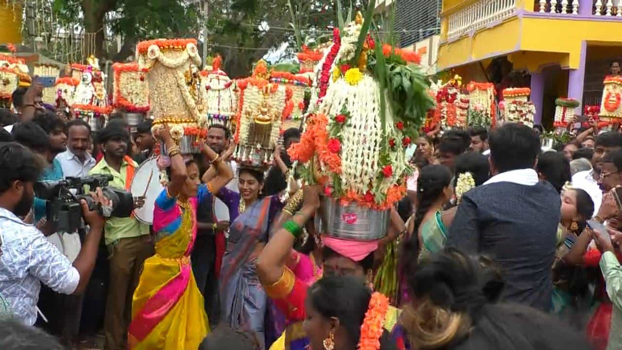 ಹೀಗೆ ಡೊಳ್ಳು, ತಮಟೆಗಳ ವಾದ್ಯಕ್ಕೆ ತಕ್ಕಂತೆ ಮೈಮೇಲೆ ಸಾಕ್ಷತ್ ಸರ್ಕಲ್ ಮಾರಮ್ಮನೆ ಬಂದಿರುವಂತೆ ಮಹಿಳಾಮಣಿಗಳು ಕುಣಿದು, ತಮ್ಮ ಭಕ್ತಿ ಭಾವ ತೊರ್ಪಡಿಸುತ್ತಿರುವುದು ಚಿಕ್ಕಬಳ್ಳಾಪುರದಲ್ಲಿ.