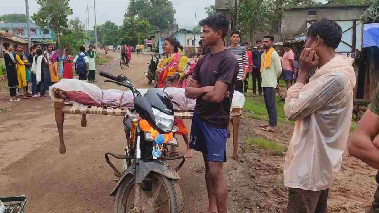 ಈ ಒಂದು ಫೋಟೋ ಸಾಕು ಎಲ್ಲವನ್ನೂ ಹೇಳುತ್ತಿದೆ, ಆಂಬ್ಯುಲೆನ್ಸ್ ಸಿಗದೇ ಬೈಕ್​ ಮೇಲೆ ಮಂಚ ಕಟ್ಟಿ, ಸ್ವಗ್ರಾಮಕ್ಕೆ ಅಣ್ಣನ ಶವ ಸಾಗಿಸಿದ ತಮ್ಮ!