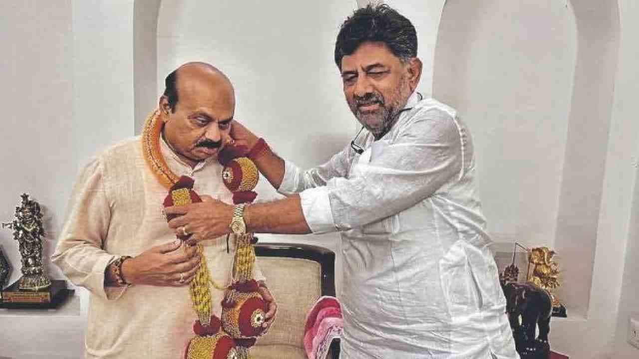 ಕುದುರೆ.. ಶೂರ.. ಧೀರ ಅಂತ ತಿವಿದ ಹಿಂದಿನ ಸಿಎಂ ಬೊಮ್ಮಾಯಿ -ಬೊಮ್ಮಾಯಿ ಮಾತಿಗೆ ಡಿಸಿಎಂ ಡಿಕೆ ಶಿವಕುಮಾರ್ಗೂ ನಗು! ಕುದುರೆ.. ಶೂರ.. ಧೀರ ಅಂತ ತಿವಿದ ಹಿಂದಿನ ಸಿಎಂ ಬೊಮ್ಮಾಯಿ -ಬೊಮ್ಮಾಯಿ ಮಾತಿಗೆ ಡಿಸಿಎಂ ಡಿಕೆ ಶಿವಕುಮಾರ್ಗೂ ನಗು!