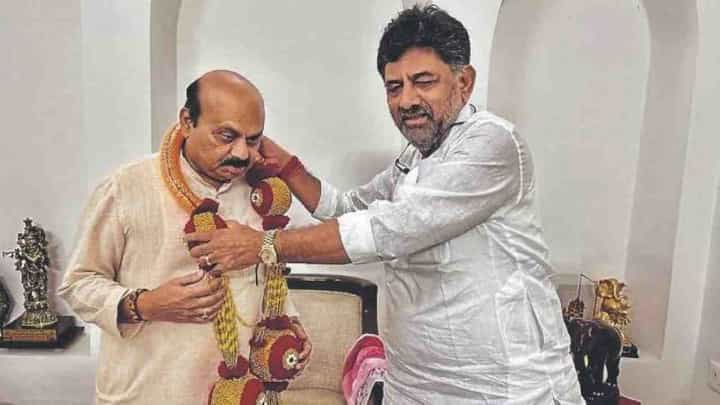 ಕುದುರೆ.. ಶೂರ.. ಧೀರ ಅಂತ ತಿವಿದ ಹಿಂದಿನ ಸಿಎಂ ಬೊಮ್ಮಾಯಿ -ಬೊಮ್ಮಾಯಿ ಮಾತಿಗೆ ಡಿಸಿಎಂ ಡಿಕೆ ಶಿವಕುಮಾರ್ಗೂ ನಗು! ಕುದುರೆ.. ಶೂರ.. ಧೀರ ಅಂತ ತಿವಿದ ಹಿಂದಿನ ಸಿಎಂ ಬೊಮ್ಮಾಯಿ -ಬೊಮ್ಮಾಯಿ ಮಾತಿಗೆ ಡಿಸಿಎಂ ಡಿಕೆ ಶಿವಕುಮಾರ್ಗೂ ನಗು!