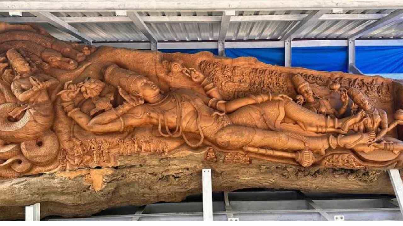 ಸಾವಿರಾರು ವರ್ಷ ಹಳೆಯ ತೇಗದ ಮರದಿಂದ ಕೆತ್ತಿದ ಮಹಾವಿಷ್ಣುವಿನ ಶಿಲ್ಪ ನೋಡಲು ಸಾಲುಗಟ್ಟಿ ನಿಂತ ಪ್ರವಾಸಿಗರು, ಎಲ್ಲಿ? ಸಾವಿರಾರು ವರ್ಷ ಹಳೆಯ ತೇಗದ ಮರದಿಂದ ಕೆತ್ತಿದ ಮಹಾವಿಷ್ಣುವಿನ ಶಿಲ್ಪ ನೋಡಲು ಸಾಲುಗಟ್ಟಿ ನಿಂತ ಪ್ರವಾಸಿಗರು, ಎಲ್ಲಿ?