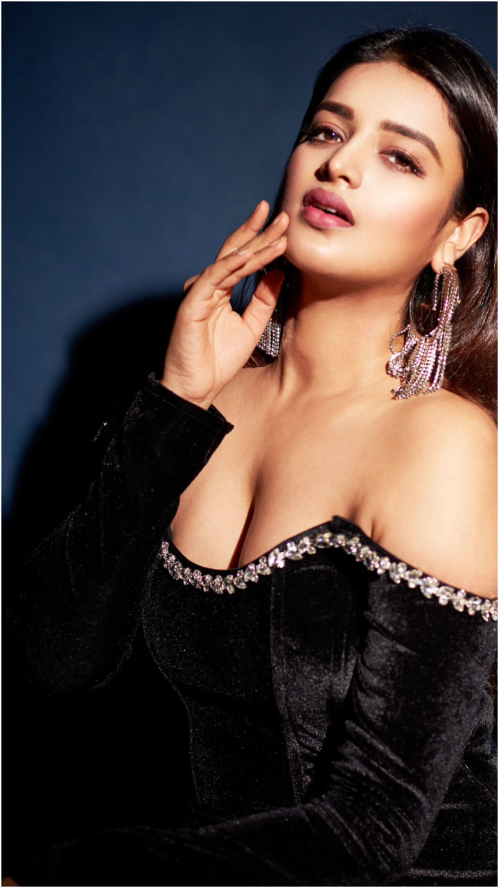 Nidhhi Agerwal(2)