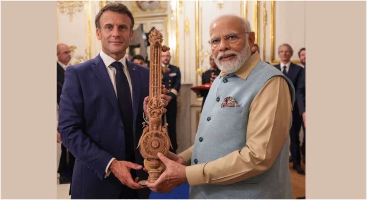 ಫ್ರಾನ್ಸ್ ಅಧ್ಯಕ್ಷರಿಗೆ ಶ್ರೀಗಂಧದ ಸಿತಾರ್ ಉಡುಗೊರೆ ನೀಡಿದ ಪ್ರಧಾನಿ ಮೋದಿ; ಇತರ ಗಣ್ಯರಿಗೂ ವಿಶಿಷ್ಟ ಉಡುಗೊರೆ ಫ್ರಾನ್ಸ್ ಅಧ್ಯಕ್ಷರಿಗೆ ಶ್ರೀಗಂಧದ ಸಿತಾರ್ ಉಡುಗೊರೆ ನೀಡಿದ ಪ್ರಧಾನಿ ಮೋದಿ; ಇತರ ಗಣ್ಯರಿಗೂ ವಿಶಿಷ್ಟ ಉಡುಗೊರೆ