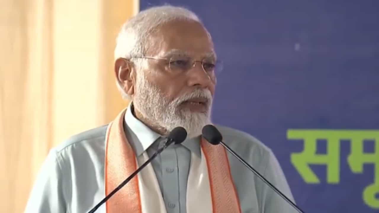 ಕೇಂದ್ರ ಸರ್ಕಾರ ರೈತರ ಹಿತದೃಷ್ಟಿಯಿಂದ ನಿರ್ಧಾರಗಳನ್ನು ತೆಗೆದುಕೊಳ್ಳುತ್ತದೆ, ಅವರನ್ನು ಸಂಕಷ್ಟಕ್ಕೊಳಗಾಗಲು ಬಿಡುವುದಿಲ್ಲ: ಮೋದಿ ಕೇಂದ್ರ ಸರ್ಕಾರ ರೈತರ ಹಿತದೃಷ್ಟಿಯಿಂದ ನಿರ್ಧಾರಗಳನ್ನು ತೆಗೆದುಕೊಳ್ಳುತ್ತದೆ, ಅವರನ್ನು ಸಂಕಷ್ಟಕ್ಕೊಳಗಾಗಲು ಬಿಡುವುದಿಲ್ಲ: ಮೋದಿ