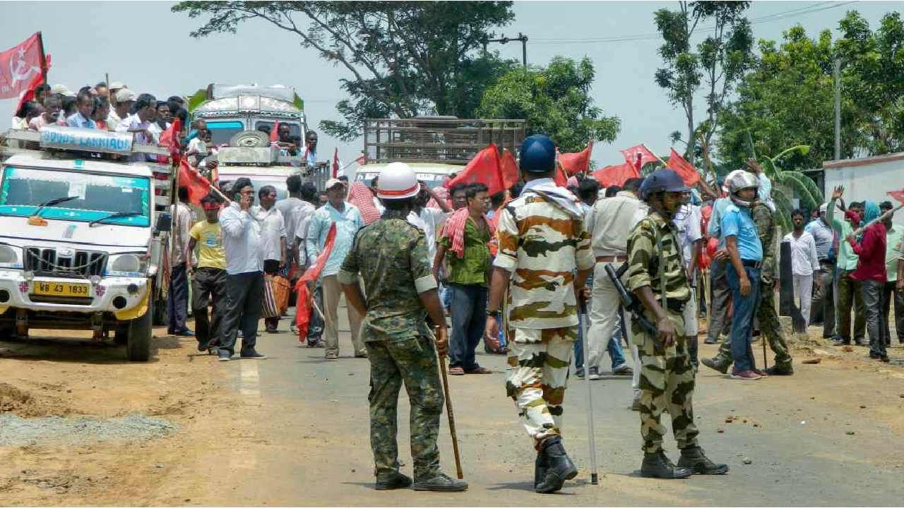 ಬಂಗಾಳ ಪಂಚಾಯತ್ ಚುನಾವಣೆ: 696 ಬೂತ್ಗಳಲ್ಲಿ ಮರು ಮತದಾನ, ಕಲ್ಲು ತೂರಾಟ, ಟಿಎಂಸಿ ಕಾರ್ಯಕರ್ತನಿಗೆ ಥಳಿತ ಬಂಗಾಳ ಪಂಚಾಯತ್ ಚುನಾವಣೆ: 696 ಬೂತ್ಗಳಲ್ಲಿ ಮರು ಮತದಾನ, ಕಲ್ಲು ತೂರಾಟ, ಟಿಎಂಸಿ ಕಾರ್ಯಕರ್ತನಿಗೆ ಥಳಿತ