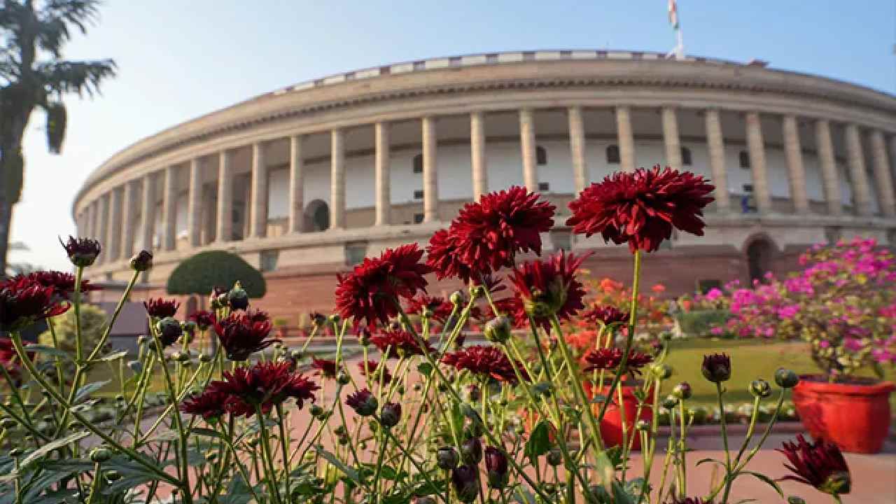Parliament Monsoon Session: ಇಂದಿನಿಂದ ಸಂಸತ್ ಮುಂಗಾರು ಅಧಿವೇಶನ, ಆಡಳಿತ ಪಕ್ಷಕ್ಕೆ ಟಕ್ಕರ್ ಕೊಡಲು ವಿಪಕ್ಷಗಳು ರಣತಂತ್ರ Parliament Monsoon Session: ಇಂದಿನಿಂದ ಸಂಸತ್ ಮುಂಗಾರು ಅಧಿವೇಶನ, ಆಡಳಿತ ಪಕ್ಷಕ್ಕೆ ಟಕ್ಕರ್ ಕೊಡಲು ವಿಪಕ್ಷಗಳು ರಣತಂತ್ರ