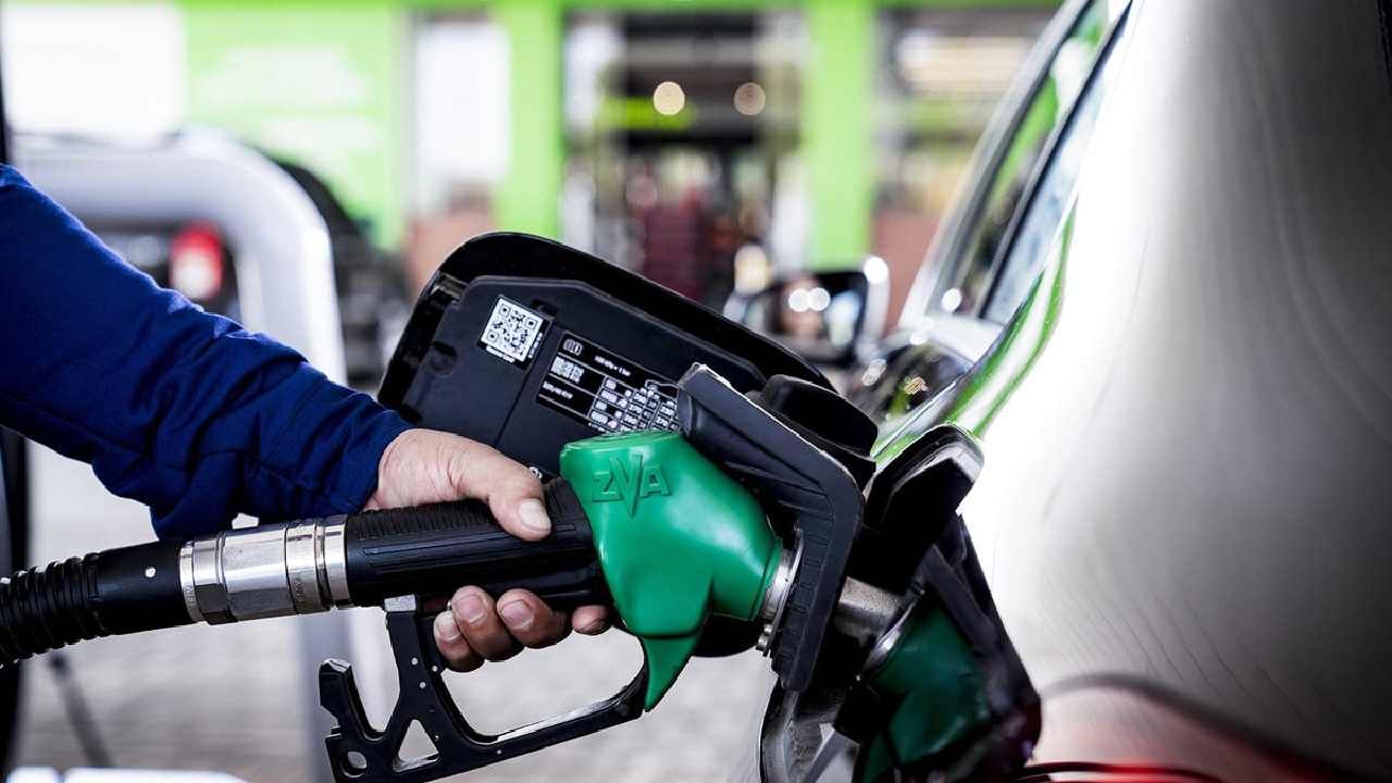 Petrol Price on July 27: ಬೆಂಗಳೂರು ಸೇರಿ ದೇಶದ ಪ್ರಮುಖ ನಗರಗಳಲ್ಲಿ ಜುಲೈ 27ರಂದು ಪೆಟ್ರೋಲ್, ಡೀಸೆಲ್ ದರ ಎಷ್ಟಿದೆ, ವಿವರ ಇಲ್ಲಿದೆ