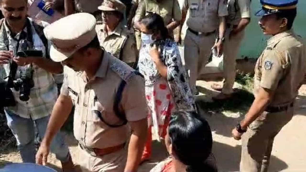 Kerala Crime: ತನ್ನ ನವಜಾತ ಶಿಶುವನ್ನು ಕೊಂದು ಮನೆಯ ಹಿಂದೆ ಹೂತಿಟ್ಟ ಮಹಿಳೆ, ಗುಂಡಿಯಿಂದ ಹೆಣವನ್ನು ಕಚ್ಚಿ ಮೇಲೆತ್ತಿದ ಬೀದಿ ನಾಯಿಗಳು Kerala Crime: ತನ್ನ ನವಜಾತ ಶಿಶುವನ್ನು ಕೊಂದು ಮನೆಯ ಹಿಂದೆ ಹೂತಿಟ್ಟ ಮಹಿಳೆ, ಗುಂಡಿಯಿಂದ ಹೆಣವನ್ನು ಕಚ್ಚಿ ಮೇಲೆತ್ತಿದ ಬೀದಿ ನಾಯಿಗಳು
