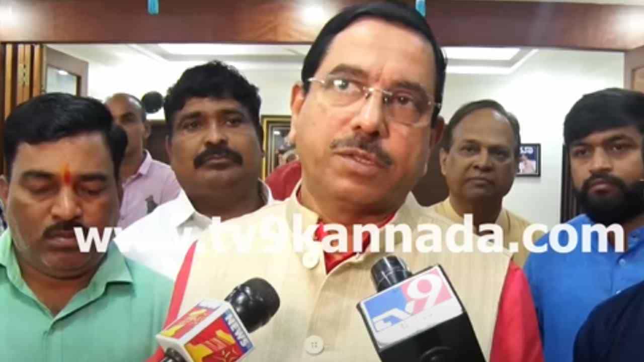 ಜೈನಮುನಿ ಕಾಮಕುಮಾರನಂದಿ ಮಹಾರಾಜರ ಹತ್ಯೆ ಕೇಸ್: ಪ್ರಕರಣ ಸಿಬಿಐಗೆ ವಹಿಸಿ ಎಂದ ಸಚಿವ ಪ್ರಹ್ಲಾದ್ ಜೋಶಿ ಜೈನಮುನಿ ಕಾಮಕುಮಾರನಂದಿ ಮಹಾರಾಜರ ಹತ್ಯೆ ಕೇಸ್: ಪ್ರಕರಣ ಸಿಬಿಐಗೆ ವಹಿಸಿ ಎಂದ ಸಚಿವ ಪ್ರಹ್ಲಾದ್ ಜೋಶಿ