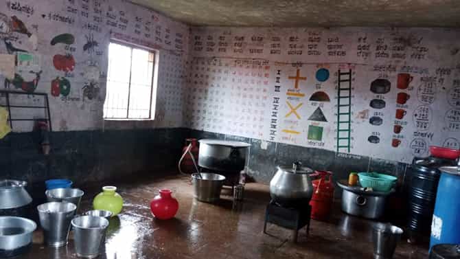 Raichur Rain: ಮಳೆ ನೀರು ನಿಂತು ಬಚ್ಚಲು ಮನೆಯಾದ ಸರ್ಕಾರಿ ಶಾಲೆ, ಸೋರುತ್ತಿರುವ ಕೊಠಡಿಯಲ್ಲೇ ಮಕ್ಕಳಿಗೆ ಬಿಸಿ ಊಟ ತಯಾರಿ