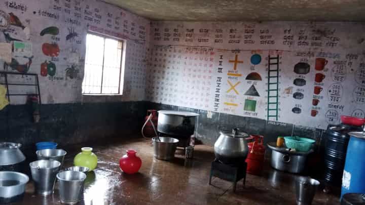 Raichur Rain: ಮಳೆ ನೀರು ನಿಂತು ಬಚ್ಚಲು ಮನೆಯಾದ ಸರ್ಕಾರಿ ಶಾಲೆ, ಸೋರುತ್ತಿರುವ ಕೊಠಡಿಯಲ್ಲೇ ಮಕ್ಕಳಿಗೆ ಬಿಸಿ ಊಟ ತಯಾರಿ Raichur Rain: ಮಳೆ ನೀರು ನಿಂತು ಬಚ್ಚಲು ಮನೆಯಾದ ಸರ್ಕಾರಿ ಶಾಲೆ, ಸೋರುತ್ತಿರುವ ಕೊಠಡಿಯಲ್ಲೇ ಮಕ್ಕಳಿಗೆ ಬಿಸಿ ಊಟ ತಯಾರಿ