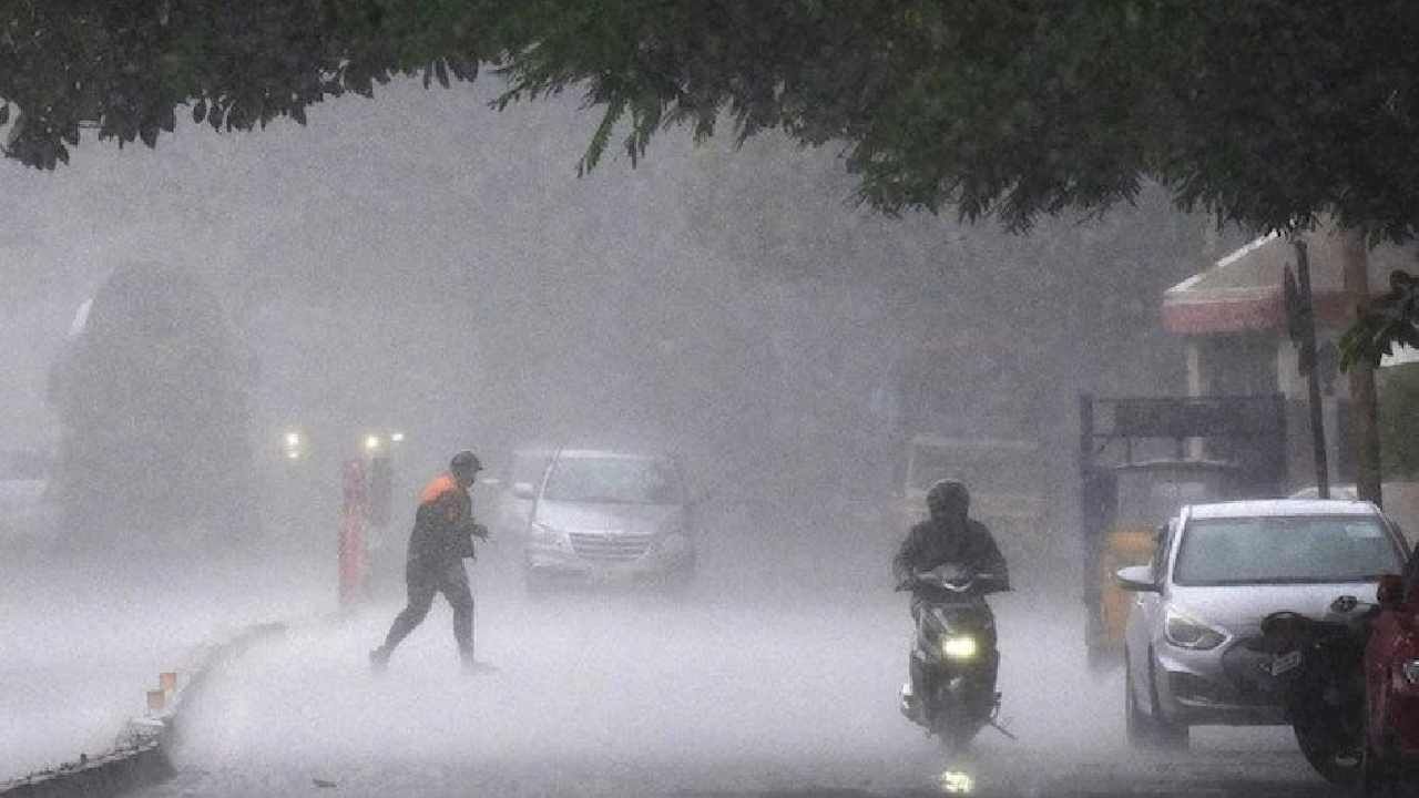 Karnataka Rains: ಇಂದು ರಾಜ್ಯದ ಕರಾವಳಿ ಜಿಲ್ಲೆಗಳಲ್ಲಿ ಮಳೆಯ ಆರ್ಭಟ ಜೋರು, ರೆಡ್ ಅಲರ್ಟ್ ಘೋಷಣೆ Karnataka Rains: ಇಂದು ರಾಜ್ಯದ ಕರಾವಳಿ ಜಿಲ್ಲೆಗಳಲ್ಲಿ ಮಳೆಯ ಆರ್ಭಟ ಜೋರು, ರೆಡ್ ಅಲರ್ಟ್ ಘೋಷಣೆ