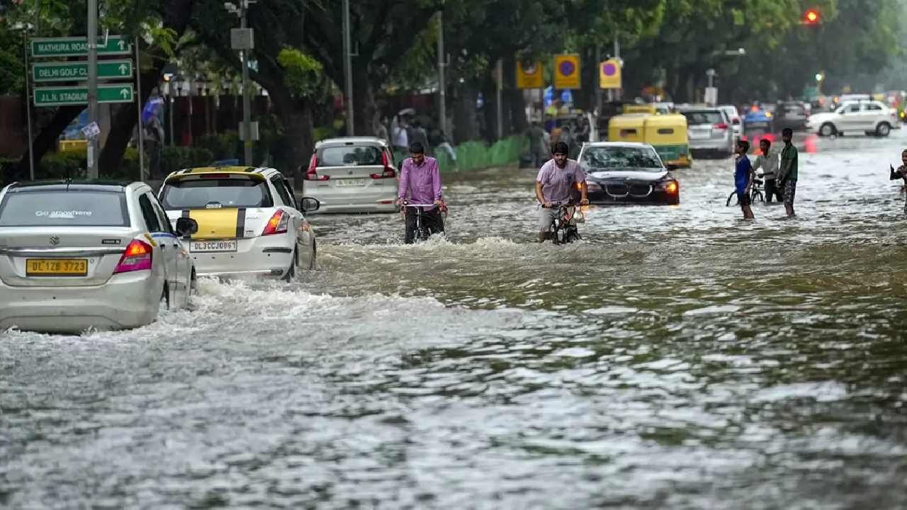 Monsoon 2023: ದೆಹಲಿ, ಹಿಮಾಚಲ ಪ್ರದೇಶ ಸೇರಿದಂತೆ ಉತ್ತರ ಭಾರತದ ಹಲವೆಡೆ ಭಾರಿ ಮಳೆ, ಭೂಕುಸಿತ, ಪ್ರವಾಹ, ಮುಂದಿನ 2 ದಿನ ಇದೇ ಪರಿಸ್ಥಿತಿ Monsoon 2023: ದೆಹಲಿ, ಹಿಮಾಚಲ ಪ್ರದೇಶ ಸೇರಿದಂತೆ ಉತ್ತರ ಭಾರತದ ಹಲವೆಡೆ ಭಾರಿ ಮಳೆ, ಭೂಕುಸಿತ, ಪ್ರವಾಹ, ಮುಂದಿನ 2 ದಿನ ಇದೇ ಪರಿಸ್ಥಿತಿ