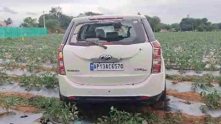 ದ್ವಿಚಕ್ರ ವಾಹನಕ್ಕೆ ಡಿಕ್ಕಿ ಹೊಡೆದು ಟೊಮ್ಯಾಟೊ ತೋಟಕ್ಕೆ ನುಗ್ಗಿದ ಕಾರು, ಇಬ್ಬರ ಸಾವು ದ್ವಿಚಕ್ರ ವಾಹನಕ್ಕೆ ಡಿಕ್ಕಿ ಹೊಡೆದು ಟೊಮ್ಯಾಟೊ ತೋಟಕ್ಕೆ ನುಗ್ಗಿದ ಕಾರು, ಇಬ್ಬರ ಸಾವು