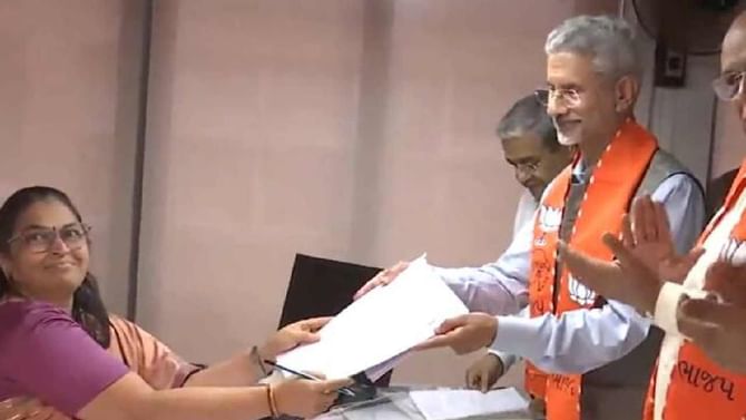 Rajya Sabha Elections: ಗುಜರಾತ್ನ ಗಾಂಧಿನಗರದಿಂದ ರಾಜ್ಯಸಭಾ ಸ್ಥಾನಕ್ಕೆ ನಾಮಪತ್ರ ಸಲ್ಲಿಸಿದ ವಿದೇಶಾಂಗ ಸಚಿವ ಎಸ್ ಜೈಶಂಕರ್ Rajya Sabha Elections: ಗುಜರಾತ್ನ ಗಾಂಧಿನಗರದಿಂದ ರಾಜ್ಯಸಭಾ ಸ್ಥಾನಕ್ಕೆ ನಾಮಪತ್ರ ಸಲ್ಲಿಸಿದ ವಿದೇಶಾಂಗ ಸಚಿವ ಎಸ್ ಜೈಶಂಕರ್