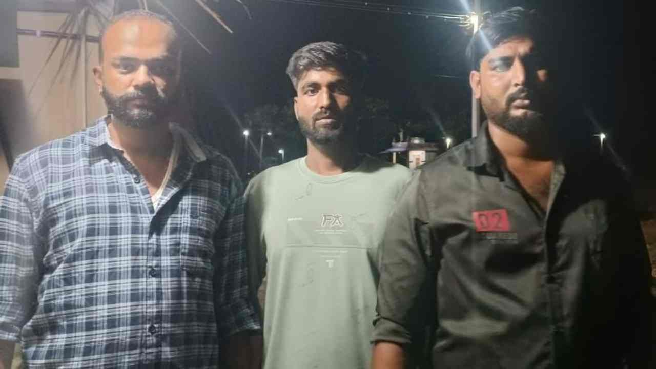 ಹಾಸನದಲ್ಲಿ ರೌಡಿಶೀಟರ್ ಮಾಸ್ತಿಗೌಡ ಬರ್ಬರ ಹತ್ಯೆ ಕೇಸ್: ಠಾಣೆಗೆ ಬಂದು ಶರಣಾದ ಮೂವರು ಆರೋಪಿಗಳು ಹಾಸನದಲ್ಲಿ ರೌಡಿಶೀಟರ್ ಮಾಸ್ತಿಗೌಡ ಬರ್ಬರ ಹತ್ಯೆ ಕೇಸ್: ಠಾಣೆಗೆ ಬಂದು ಶರಣಾದ ಮೂವರು ಆರೋಪಿಗಳು