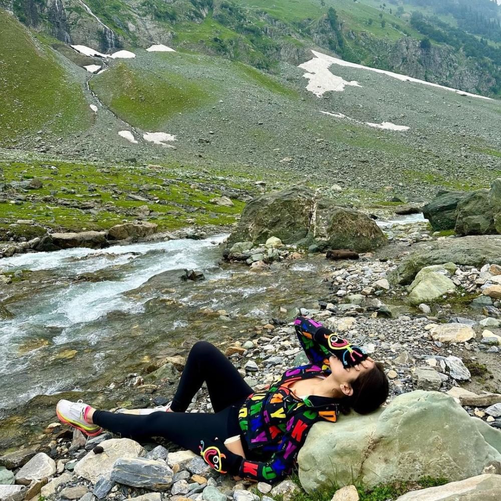 ಈಗ ಸಾರಾ ಅಲಿ ಖಾನ್ ಅವರು ಕಾಶ್ಮೀರದ ಕಡೆಗಳಲ್ಲಿ ಸುತ್ತಾಟ ನಡೆಸಿದ್ದಾರೆ. ಇದರ ಫೋಟೋಗಳನ್ನು ಅವರು ಸೋಶಿಯಲ್ ಮೀಡಿಯಾದಲ್ಲಿ ಹಂಚಿಕೊಂಡಿದ್ದಾರೆ.