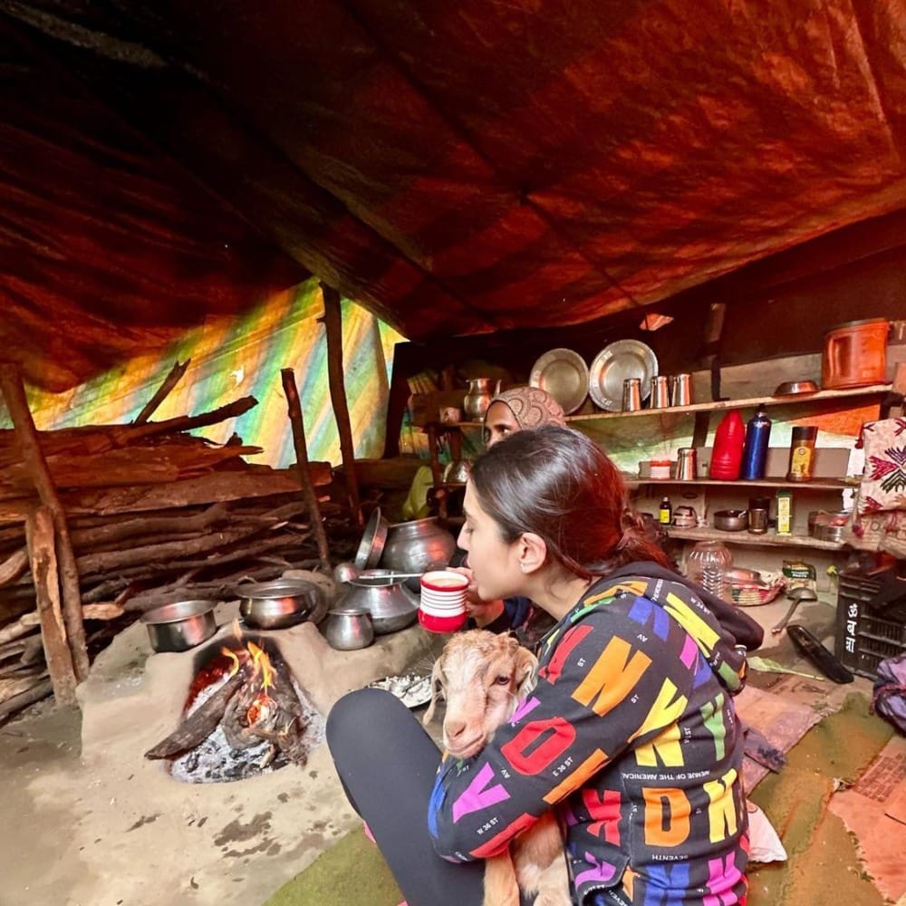 ನಟಿ ಸಾರಾ ಅಲಿ ಖಾನ್ ಅವರು ಸಮಯ ಸಿಕ್ಕಾಗಲೆಲ್ಲ ಸುತ್ತಾಟಕ್ಕೆ ತೆರಳುತ್ತಾರೆ. ದೇಶ ವಿದೇಶ ಸುತ್ತುತ್ತಾರೆ. ಪ್ರಕೃತಿ ಮಧ್ಯೆ ಕಳೆದು ಹೋಗಲು ಸಾರಾ ಅಲಿ ಖಾನ್ ಇಷ್ಟಪಡುತ್ತಾರೆ.