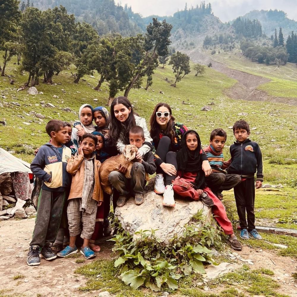 ಸಾರಾ ಅಲಿ ಖಾನ್ ಅವರು ಈ ಮೊದಲು ಕೂಡ ಈ ರೀತಿ ಅನೇಕ ಕಡೆಗಳಲ್ಲಿ ಸುತ್ತಾಟ ನಡೆಸಿದ್ದಿದೆ. ಈ ಫೋಟೋಗಳನ್ನು ಅವರು ಸೋಶಿಯಲ್ ಮೀಡಿಯಾದಲ್ಲಿ ಹಂಚಿಕೊಳ್ಳುತ್ತಾರೆ.