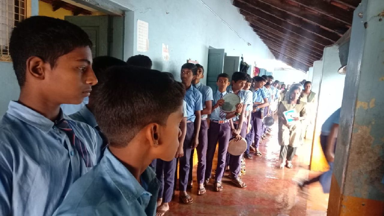 Education Minister Home District Shimoga Govt School bad Condition Students Sit With An Umbrella In The School ayb