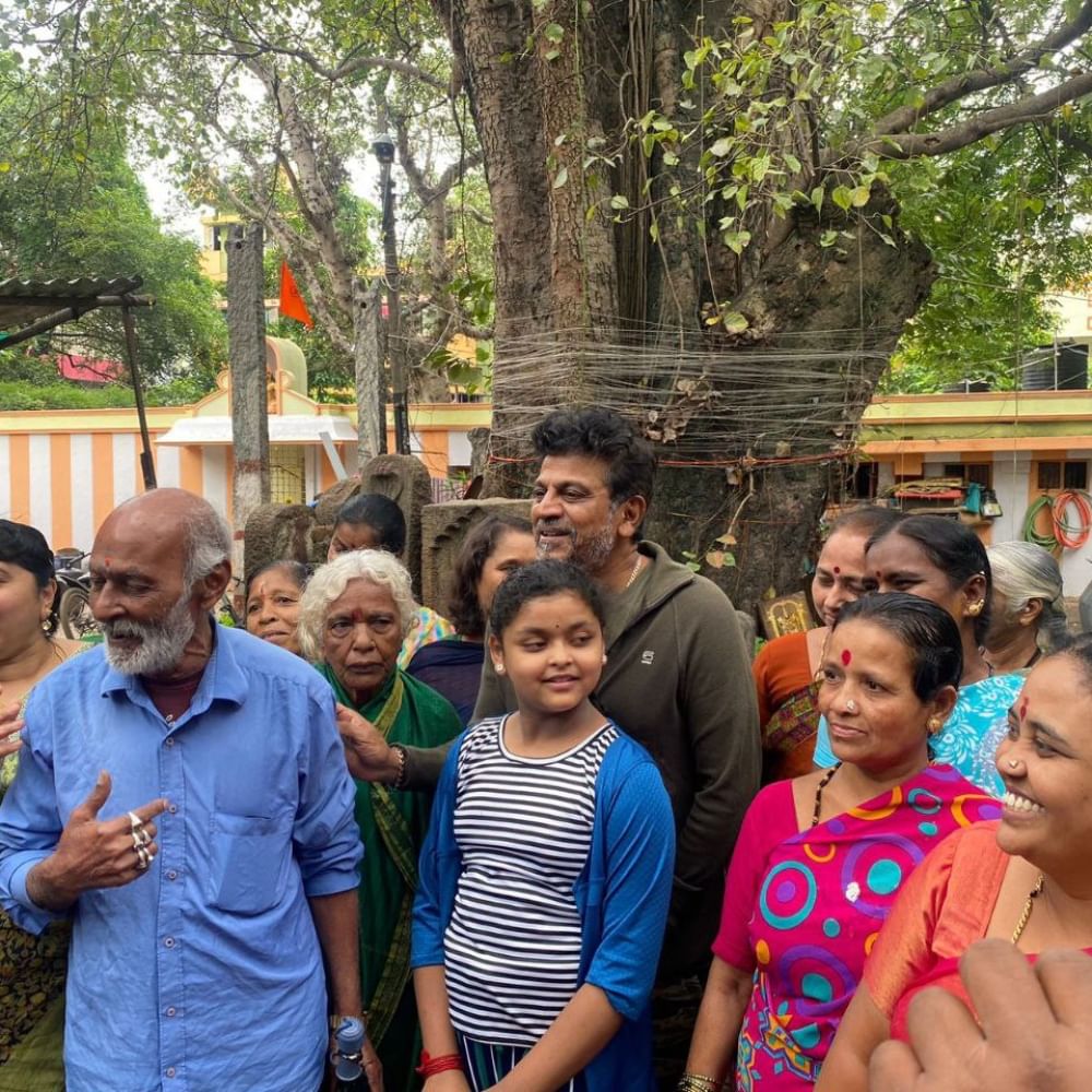 ದೇವಸ್ಥಾನಕ್ಕೆ ಭೇಟಿ ನೀಡಿದ ಬಳಿಕ ಸಂಪಗಿರಾಮನಗರ ಸಿದ್ದಪ್ಪ ಹೋಟೆಲ್​​ಗೆ ಶಿವರಾಜ್​ಕುಮಾರ್-ಗೀತಾ ದಂಪತಿ ಭೇಟಿ ನೀಡಿದ್ದಾರೆ.