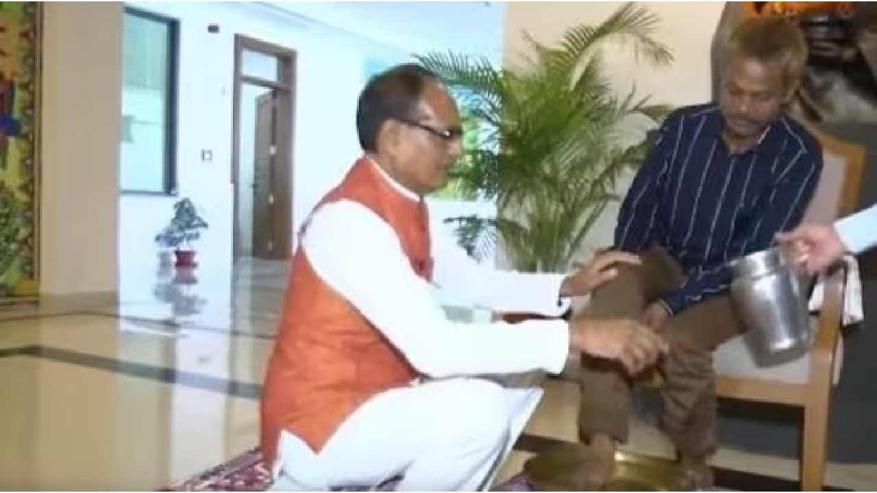 Madhya Pradesh: ಆದಿವಾಸಿ ವ್ಯಕ್ತಿಯ ಪಾದಗಳನ್ನು ತೊಳೆದ ಮಧ್ಯಪ್ರದೇಶ ಸಿಎಂ ಶಿವರಾಜ್ ಸಿಂಗ್ ಚೌಹಾಣ್ Madhya Pradesh: ಆದಿವಾಸಿ ವ್ಯಕ್ತಿಯ ಪಾದಗಳನ್ನು ತೊಳೆದ ಮಧ್ಯಪ್ರದೇಶ ಸಿಎಂ ಶಿವರಾಜ್ ಸಿಂಗ್ ಚೌಹಾಣ್