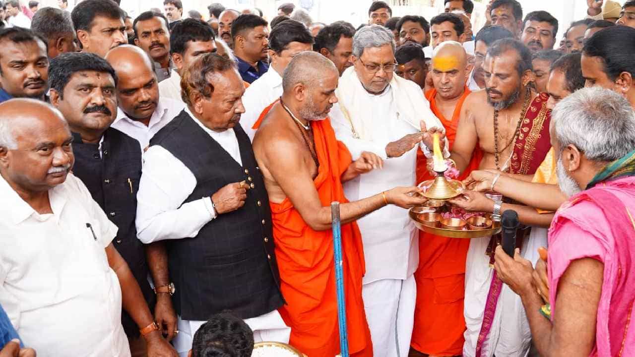 ಈಶ್ವರಪ್ಪಗೆ ಸನ್ಮಾನಿಸಲು ನಿರಾಕರಿಸಿದ ಸಿದ್ದರಾಮಯ್ಯ: ಸಮುದಾಯದ ಕಾರ್ಯಕ್ರಮದಲ್ಲಿ ಉಭಯ ನಾಯಕರ ಮುನಿಸು ಬಹಿರಂಗ ಈಶ್ವರಪ್ಪಗೆ ಸನ್ಮಾನಿಸಲು ನಿರಾಕರಿಸಿದ ಸಿದ್ದರಾಮಯ್ಯ: ಸಮುದಾಯದ ಕಾರ್ಯಕ್ರಮದಲ್ಲಿ ಉಭಯ ನಾಯಕರ ಮುನಿಸು ಬಹಿರಂಗ