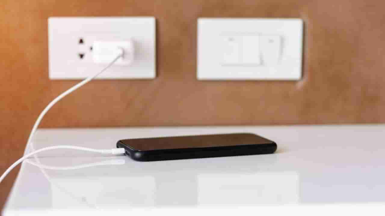 Tech Tips: ಸ್ಮಾರ್ಟ್​ಫೋನ್ ಒಮ್ಮೆ ಚಾರ್ಜ್ ಮಾಡಲು ಎಷ್ಟು ಯೂನಿಟ್ ವಿದ್ಯುತ್ ಬೇಕಾಗುತ್ತದೆ ಗೊತ್ತೇ?