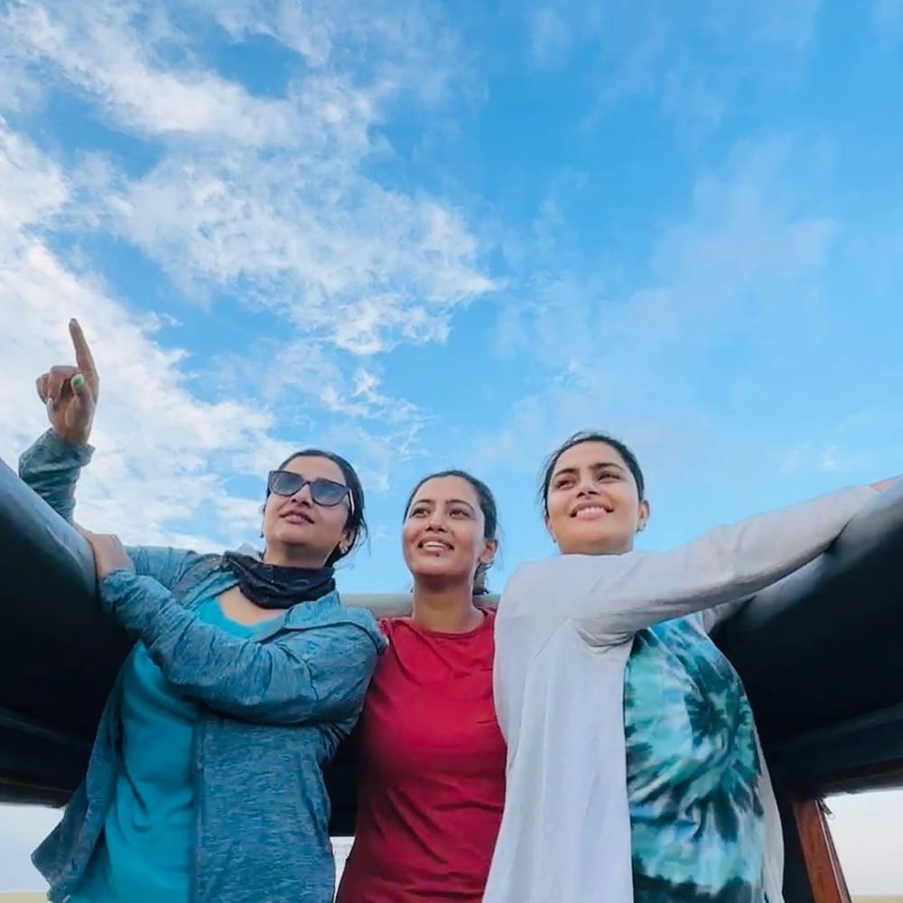 ಸೋನು ಗೌಡ-ನೇಹಾ ಗೌಡ ಅವರು ಅಕ್ಕ-ತಂಗಿ. ಸೋಶಿಯಲ್ ಮೀಡಿಯಾದಲ್ಲಿ ಇವರಿಬ್ಬರೂ ಆ್ಯಕ್ಟೀವ್ ಆಗಿದ್ದಾರೆ. ಫ್ಯಾನ್ಸ್ಗೋಸ್ಕರ ಇವರು ಫೋಟೋ ಹಂಚಿಕೊಳ್ಳುತ್ತಾರೆ.