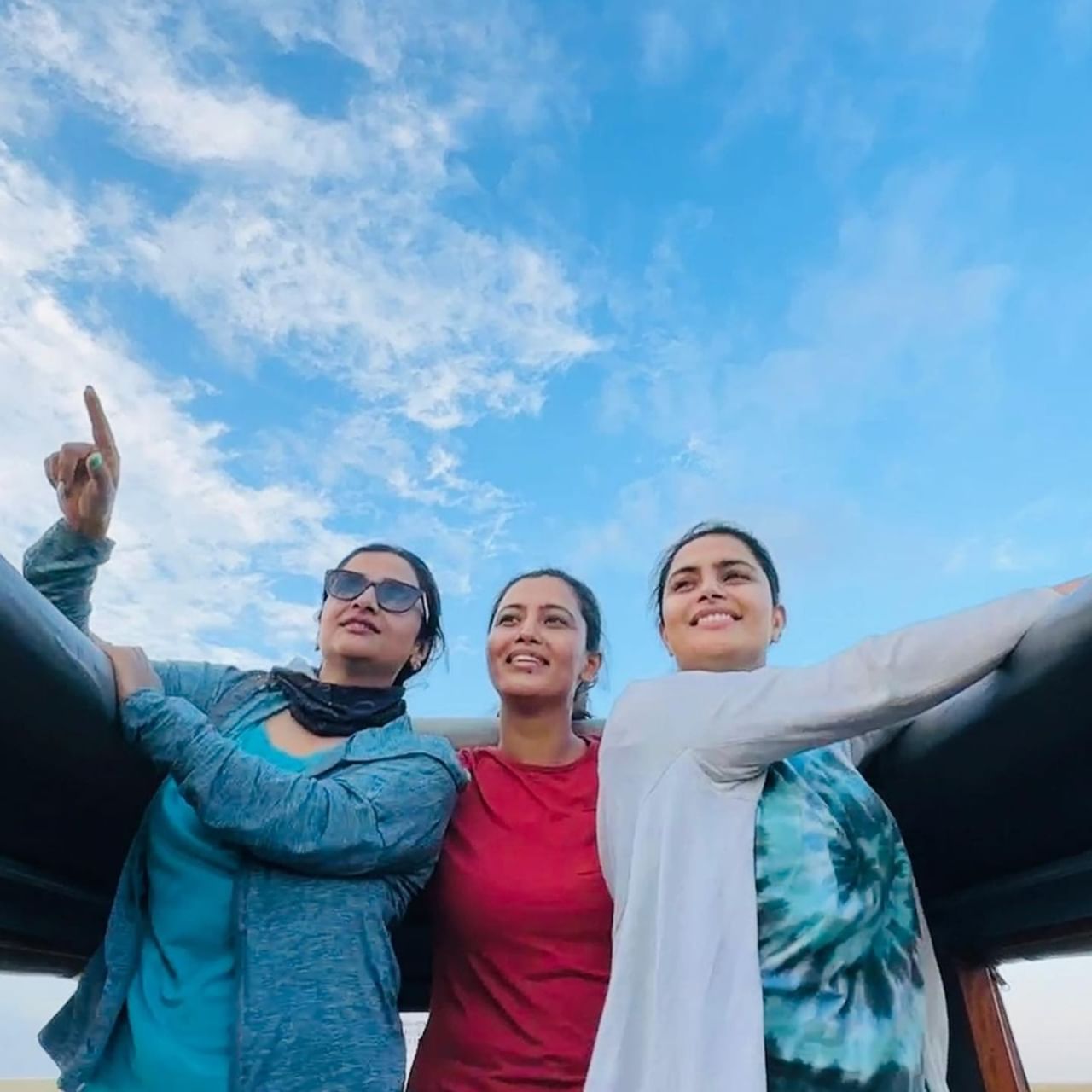 ಸೋನು ಗೌಡ-ನೇಹಾ ಗೌಡ ಅವರು ಅಕ್ಕ-ತಂಗಿ. ಸೋಶಿಯಲ್ ಮೀಡಿಯಾದಲ್ಲಿ ಇವರಿಬ್ಬರೂ ಆ್ಯಕ್ಟೀವ್ ಆಗಿದ್ದಾರೆ. ಫ್ಯಾನ್ಸ್ಗೋಸ್ಕರ ಇವರು ಫೋಟೋ ಹಂಚಿಕೊಳ್ಳುತ್ತಾರೆ.