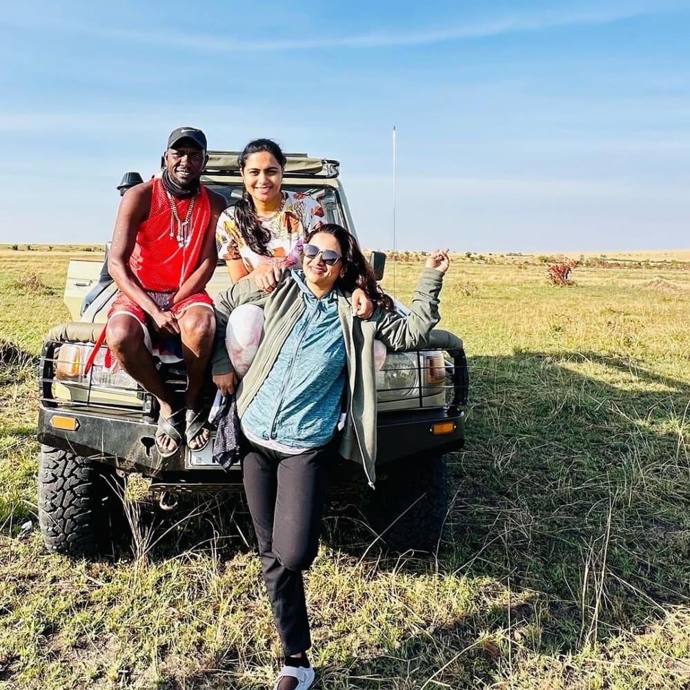 ಅಕ್ಕ-ತಂಗಿ ಸೋಶಿಯಲ್ ಮೀಡಿಯಾದಲ್ಲಿ ಹೊಸ ಫೋಟೋ ಹಂಚಿಕೊಂಡಿದ್ದಾರೆ. ಆಫ್ರಿಕಾದಲ್ಲಿ ಇವರಿಬ್ಬರೂ ಸುತ್ತಾಡುತ್ತಿದ್ದಾರೆ.