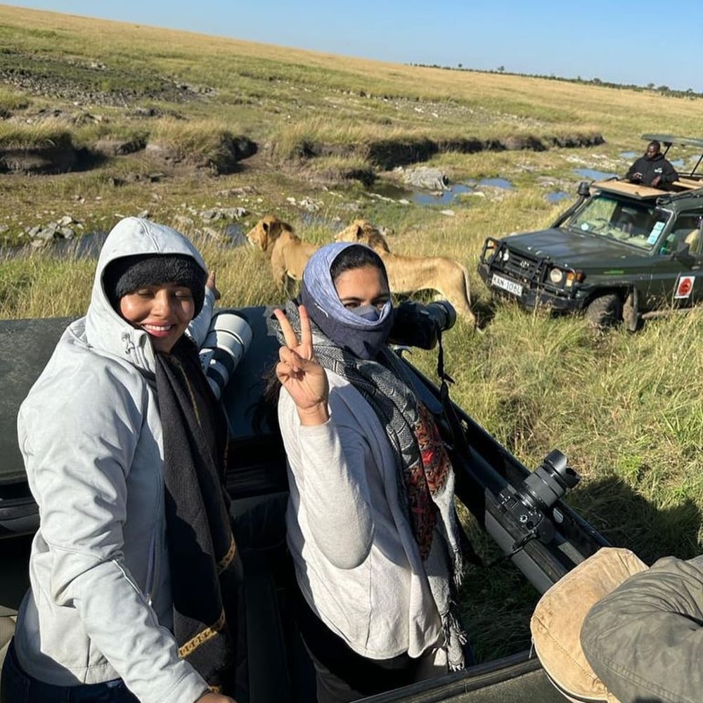 ಕೀನ್ಯಾದಲ್ಲಿ ಸೋನು ಹಾಗೂ ನೇಹಾ ಸಮಯ ಕಳೆಯುತ್ತಿದ್ದಾರೆ. ಇವರು ಸಾಗುತ್ತಿರುವ ವಾಹನಗಳ ಎದುರು ಸಿಂಹಗಳು ನಿಂತಿವೆ.