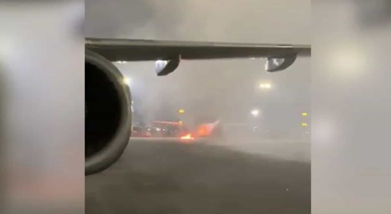 Delhi Airport: ದೆಹಲಿ ವಿಮಾನ ನಿಲ್ದಾಣದಲ್ಲಿ ಸ್ಪೈಸ್ಜೆಟ್ ವಿಮಾನದಲ್ಲಿ ಅಗ್ನಿ ಅವಘಡ Delhi Airport: ದೆಹಲಿ ವಿಮಾನ ನಿಲ್ದಾಣದಲ್ಲಿ ಸ್ಪೈಸ್ಜೆಟ್ ವಿಮಾನದಲ್ಲಿ ಅಗ್ನಿ ಅವಘಡ
